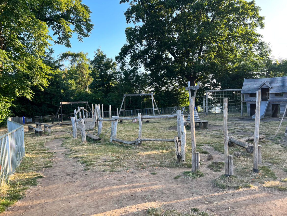 Holloway-Hill-Recreation-Ground-and-Play-Area-Godalming-104.jpg