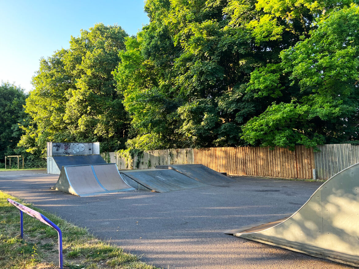 Aarons-Hill-Play-Area-in-Godalming-200.jpg