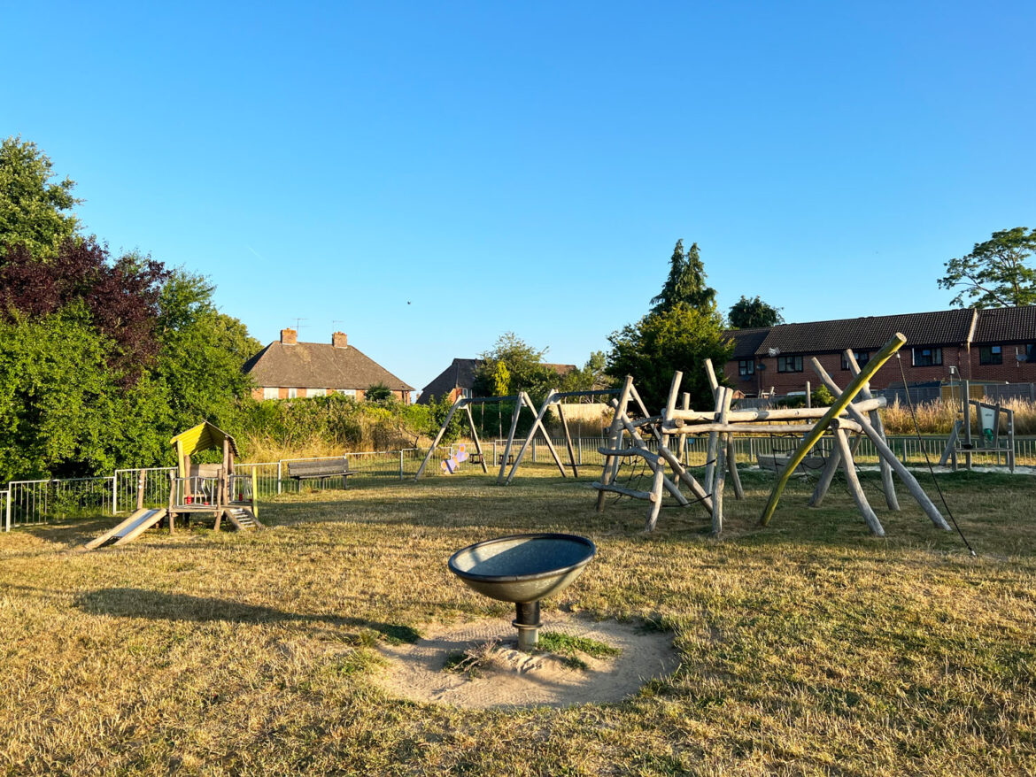 Aarons-Hill-Play-Area-in-Godalming-205.jpg