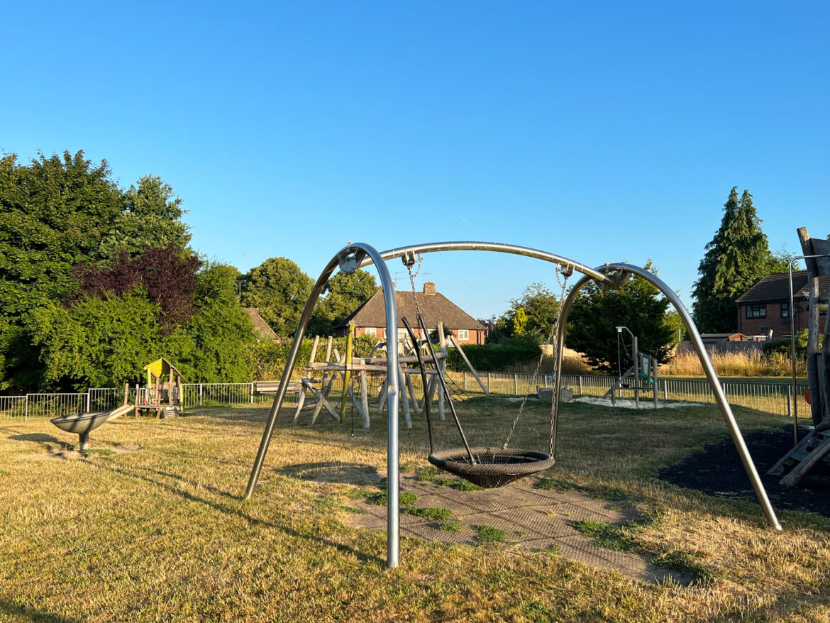 Aarons-Hill-Play-Area-in-Godalming-206.jpg